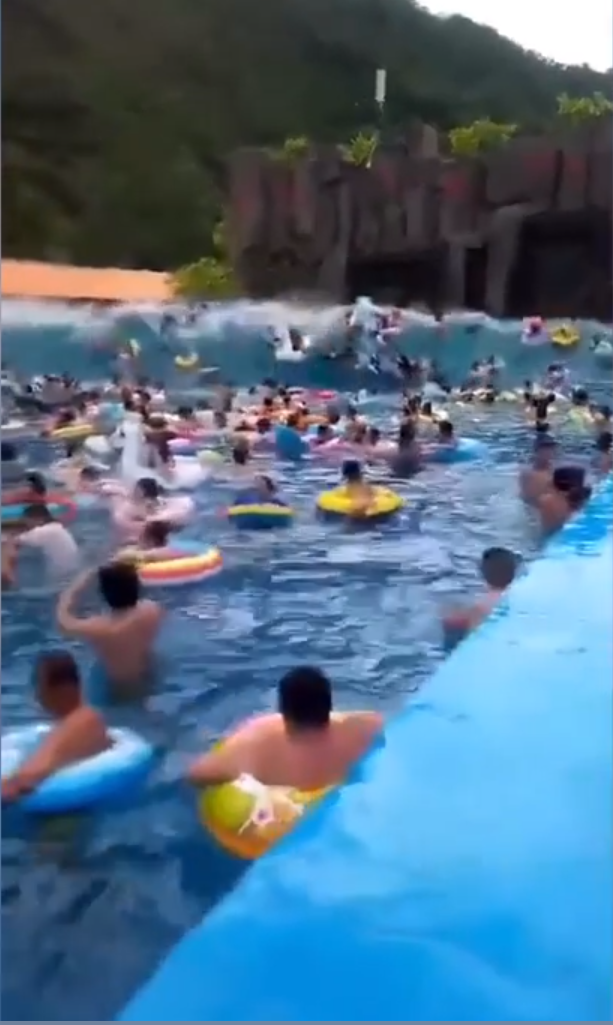  
Du khách tại một công viên nước ở Trung Quốc bất ngờ bị cuốn văng bởi sóng thần "nhân tạo".