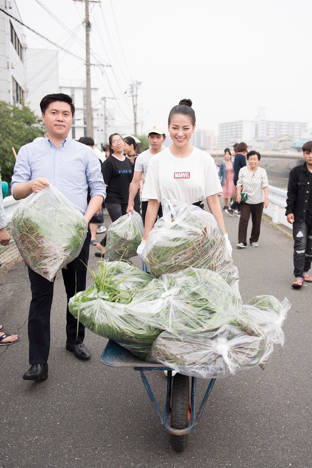 Hoa hậu Phương Khánh diện trang phục đơn giản, đi nhặt rác tại Nhật Bản - Tin sao Viet - Tin tuc sao Viet - Scandal sao Viet - Tin tuc cua Sao - Tin cua Sao