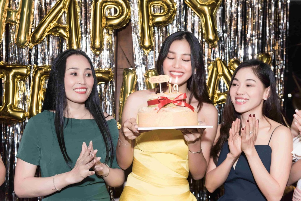 Tiệc sinh nhật tuổi 19 của Hoa hậu Trần Tiểu Vy quy tụ đông đảo dàn mỹ Vbiz - Tin sao Viet - Tin tuc sao Viet - Scandal sao Viet - Tin tuc cua Sao - Tin cua Sao
