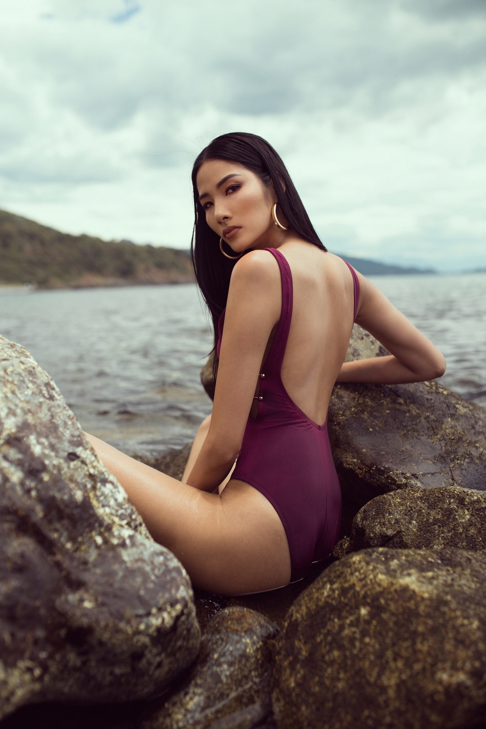 Hoàng Thùy tung bộ ảnh bikini khoe body đẹp hút hồn trước thềm dự thi Miss Universe 2019