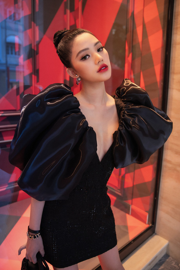  
Sự sang trọng vốn có của "Hoa hậu rich kid" đi cùng bộ cánh nổi bật càng khiến Jolie Nguyễn thêm thu hút. 