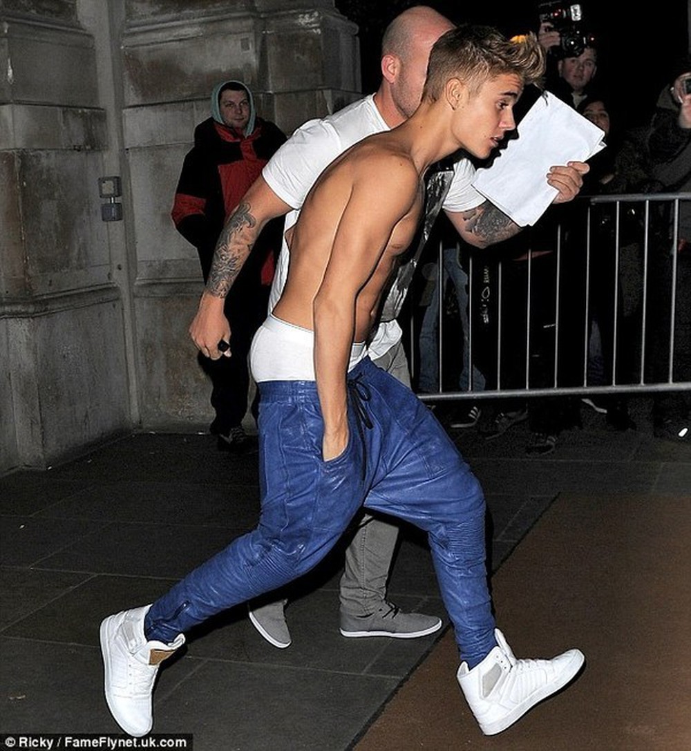 Justin Bieber khiến người hâm mộ bức xúc vì hình ảnh diện quần tụt quá đà và 