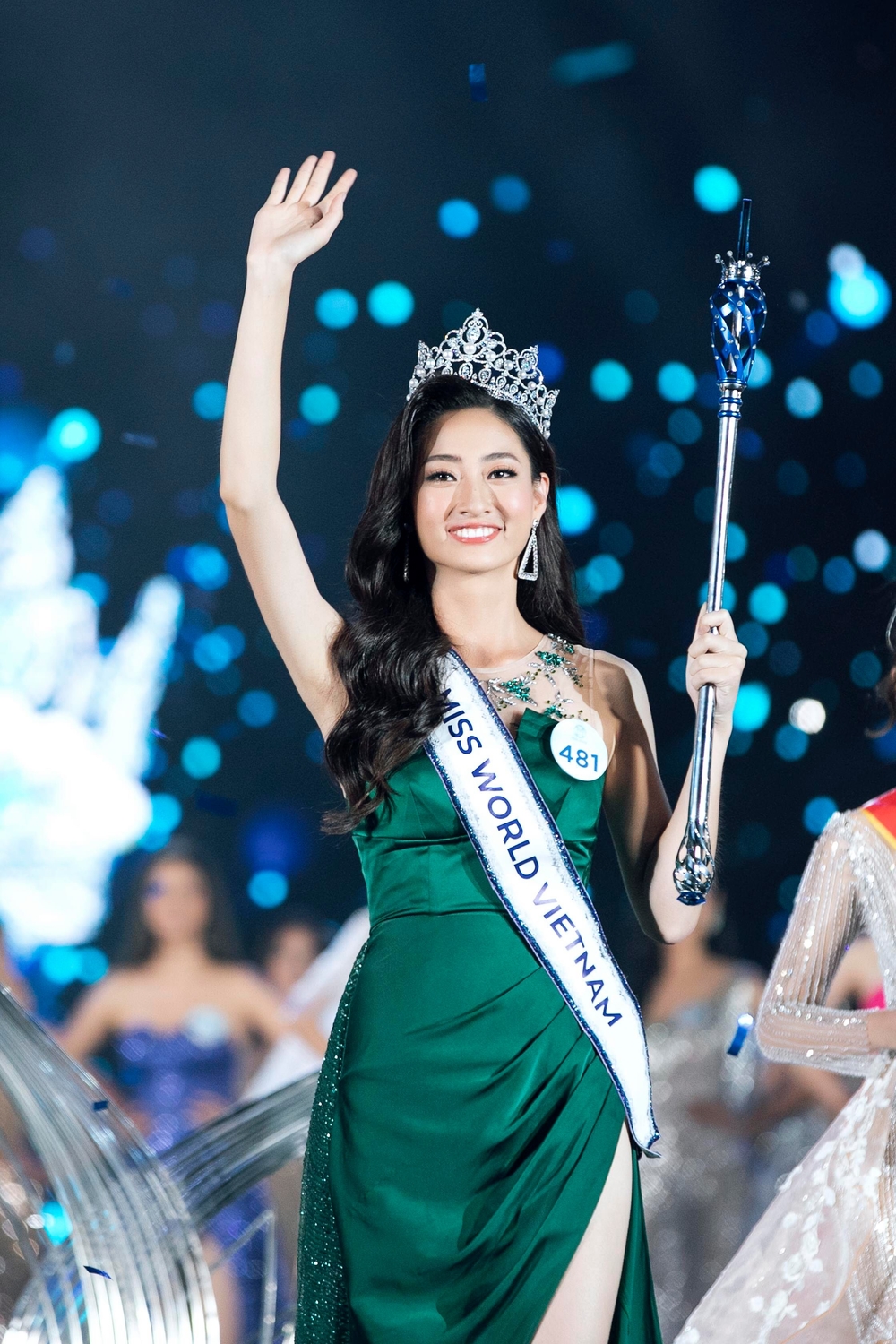 Khoảnh khắc đăng quang đáng nhớ của Tân Hoa hậu Thế giới Việt Nam 2019 - Lương Thùy Linh - Tin sao Viet - Tin tuc sao Viet - Scandal sao Viet - Tin tuc cua Sao - Tin cua Sao