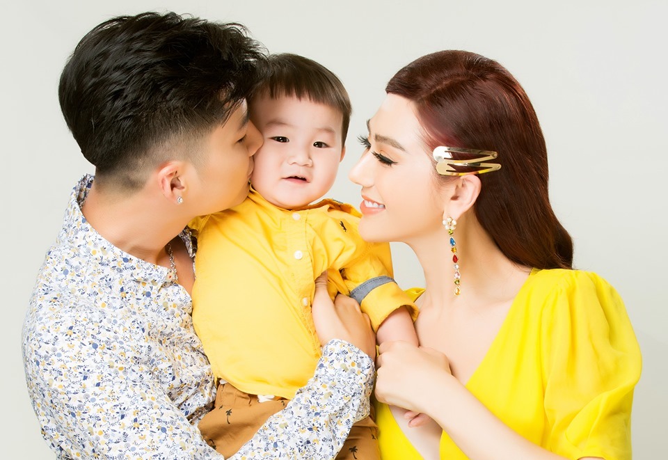 Vẻ đáng yêu của con trai Lâm Khánh Chi lấn át bố mẹ khi chụp ảnh cùng - Tin sao Viet - Tin tuc sao Viet - Scandal sao Viet - Tin tuc cua Sao - Tin cua Sao