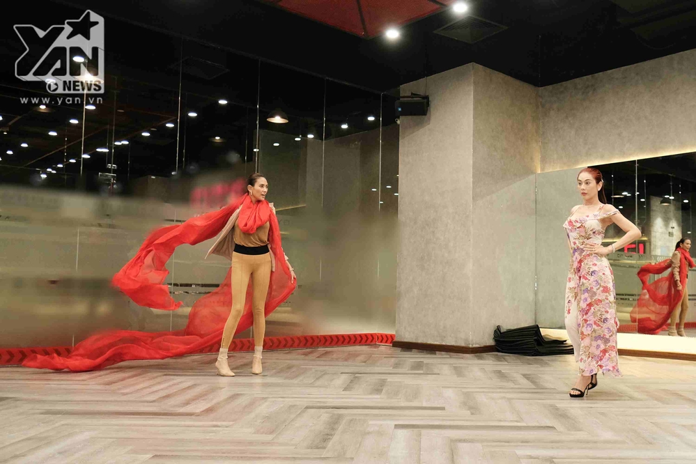 Độc quyền: Theo chân Lâm Khánh Chi đi học catwalk với Siêu mẫu Võ Hoàng Yến - Tin sao Viet - Tin tuc sao Viet - Scandal sao Viet - Tin tuc cua Sao - Tin cua Sao