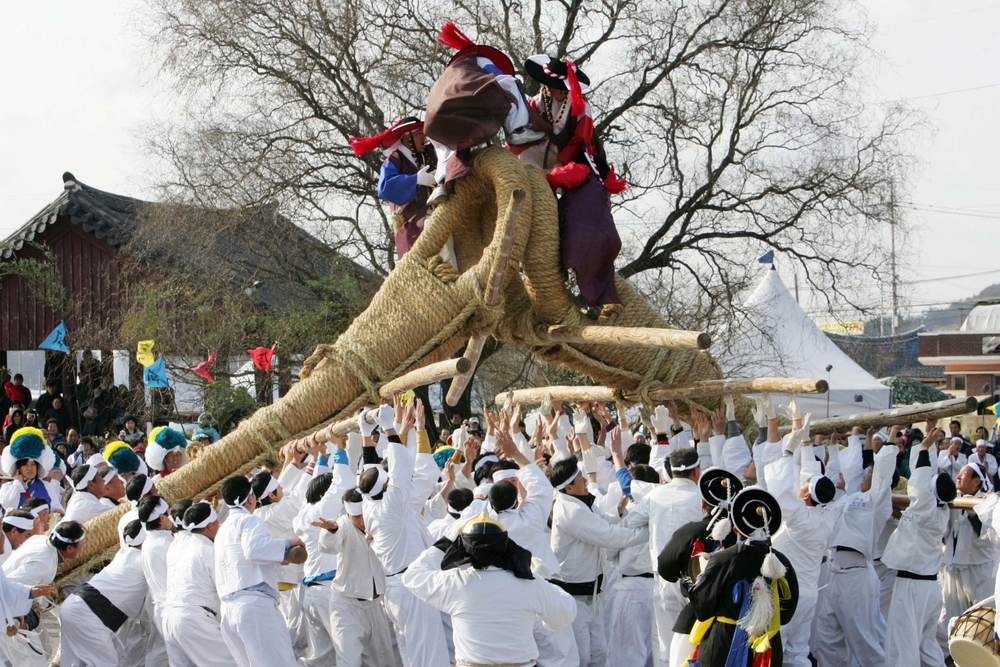  
Ở Hàn Quốc người dân sẽ mặc đồ truyền thống và chơi nhiều trò dân gian