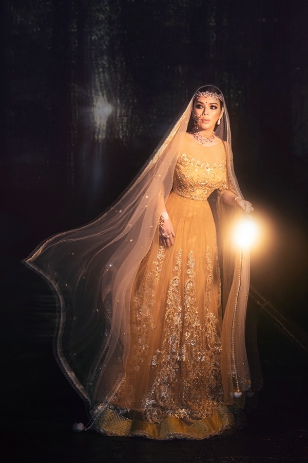 Lý Nhã Kỳ diện váy dát vàng, hoá công chúa Ấn Độ trong tiệc sinh nhật ngày thứ 4 của bố nuôi tỉ phú