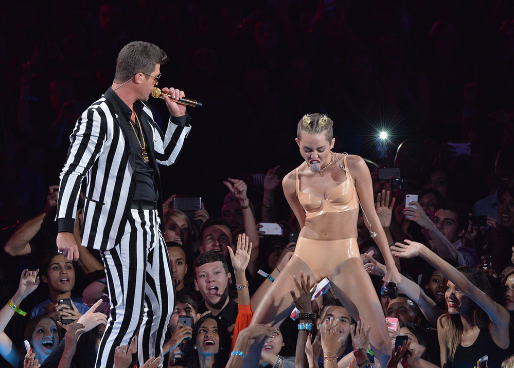 
Hậu chia tay, Miley trở nên nổi loạn