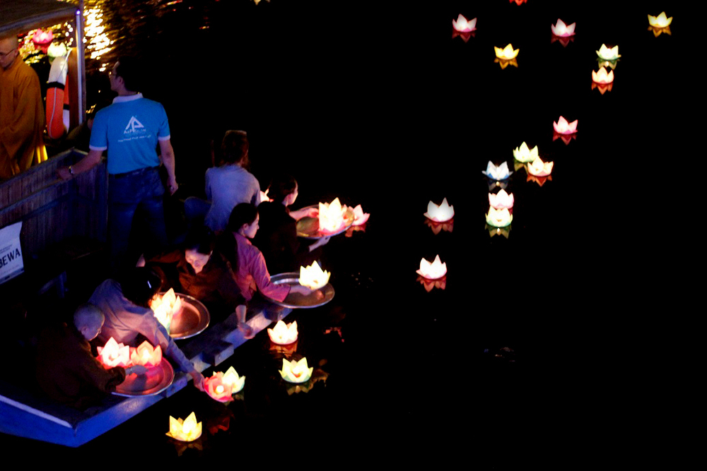  
Dịp Vu Lan, ai cũng muốn tự tay thả một chiếc đèn hoa đăng cầu phúc cho cha mẹ, gia đình.