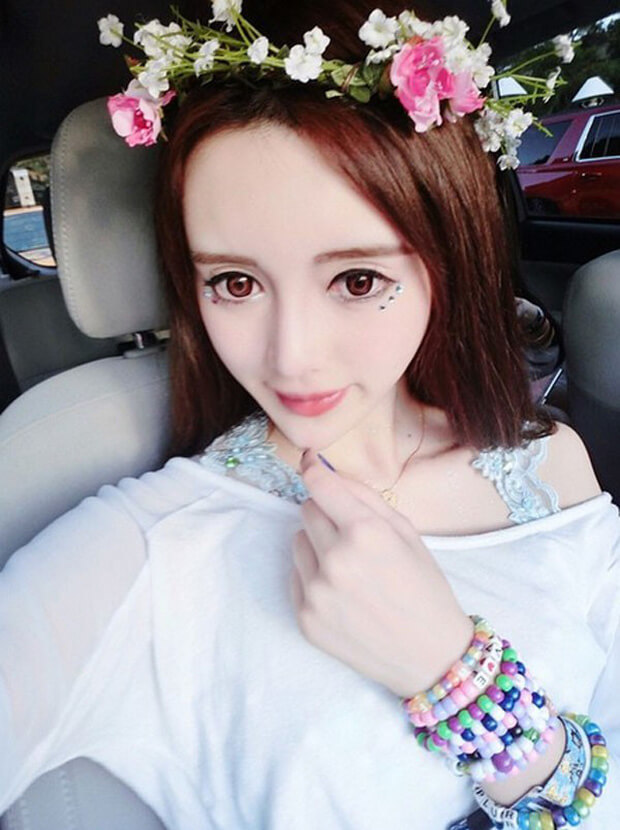  
Tiểu GNa là hotgirl mạng xã hội, bị fan của Ngô Diệc Phàm tố phẫu thuật thẩm mỹ, "gương mặt toàn nhựa".