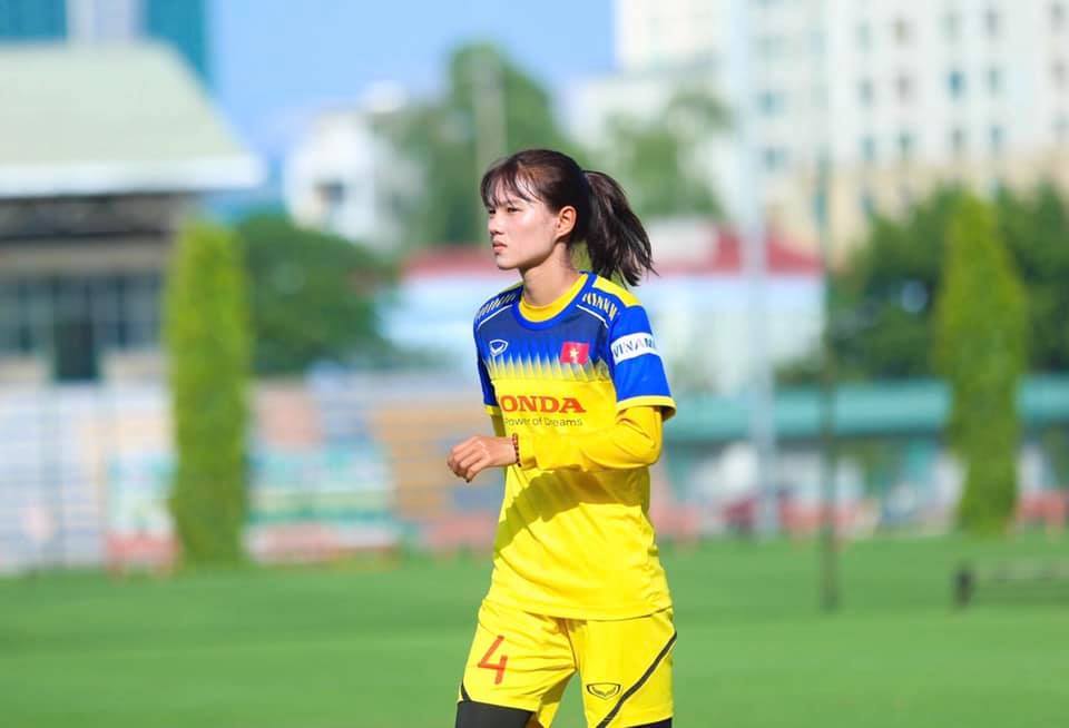  
Cô nàng hậu vệ trẻ tuổi này hiện đang chơi cho CLB nữ Hà Nội