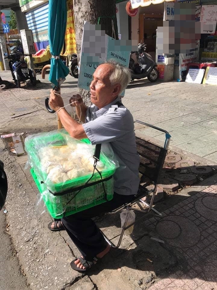 Xót xa cảnh ông cụ mù bán bánh ven đường nuôi vợ bệnh tật bị người phụ nữ lành lặn lừa tiền