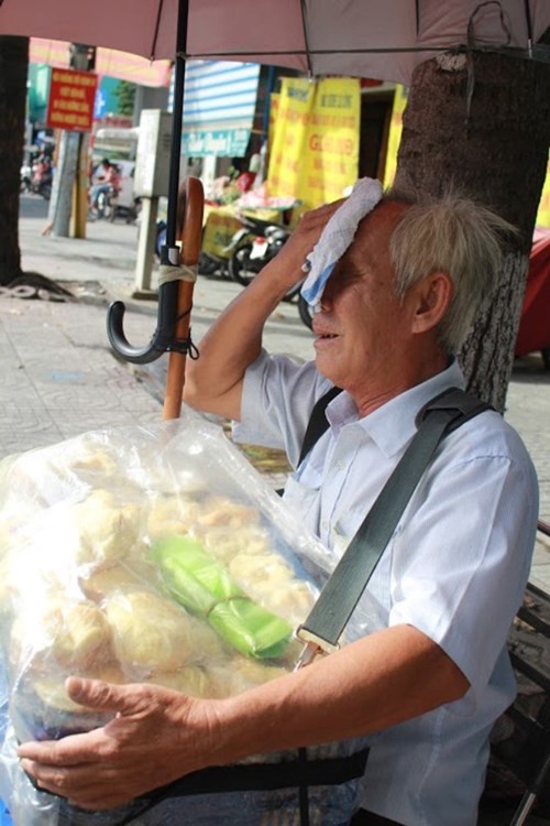 Xót xa cảnh ông cụ mù bán bánh ven đường nuôi vợ bệnh tật bị người phụ nữ lành lặn lừa tiền