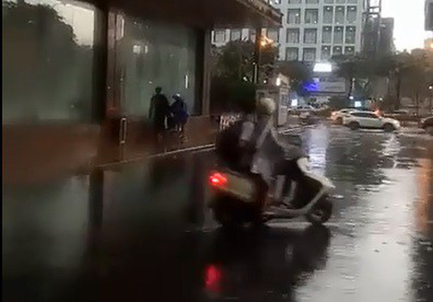  
Trời mưa to, một số người trú dưới sảnh khách sạn bị bảo vệ yêu cầu rời đi 