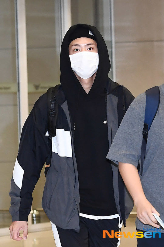  
Park Bo Gum xuất hiện tại sân bay khi trở về sau chuyến họp fan ở nước ngoài. 