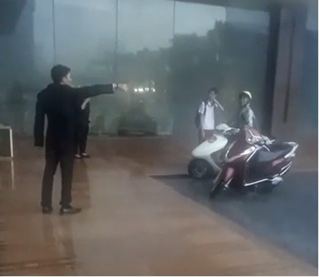  
Hình ảnh nhân viên khách sạn đuổi người dân đang trú mưa. Ảnh chụp từ clip.