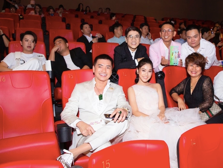 Quang Minh xuất hiện phong độ sau ly hôn, Hồng Đào vắng mặt ngày ra mắt phim