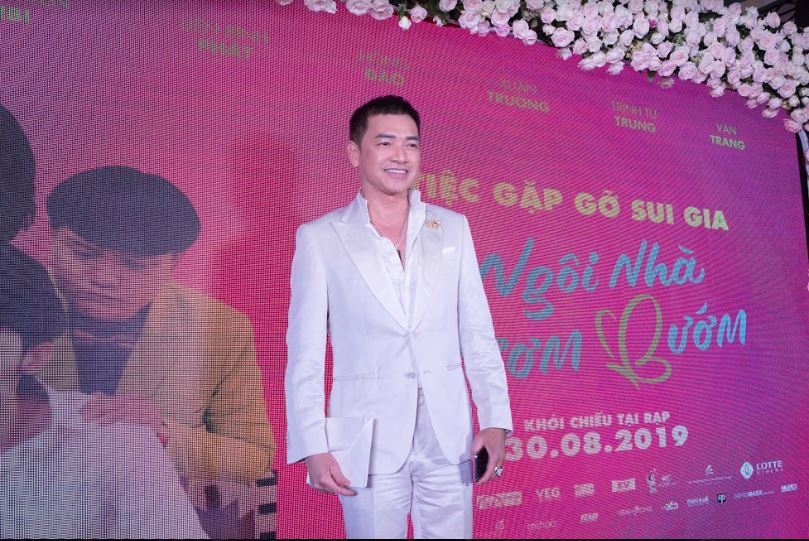 Quang Minh xuất hiện phong độ sau ly hôn, Hồng Đào vắng mặt ngày ra mắt phim