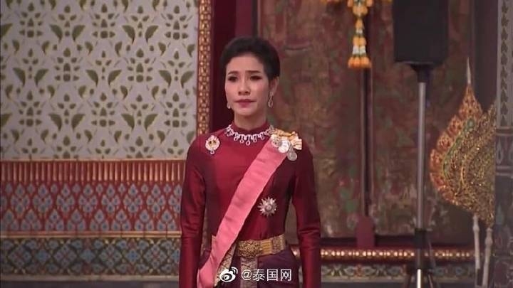  
Đức Vua Thái Lan tấn phong vợ lẽ làm Hoàng quý phi. 