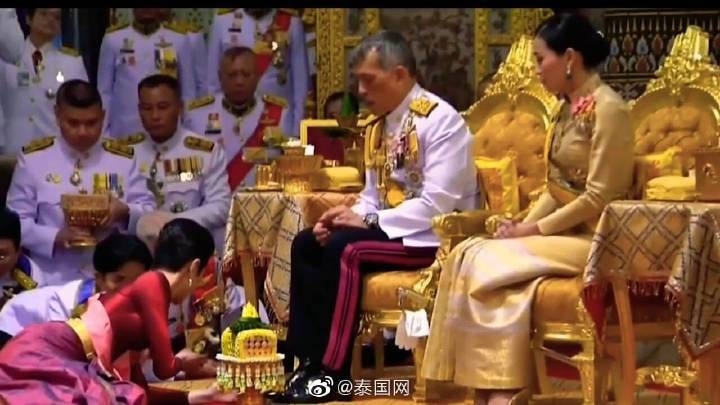 Quốc vương Thái Lan công bố vợ lẽ, lễ sắc phong Hoàng quý phi đầu tiên trong lịch sử hiện đại