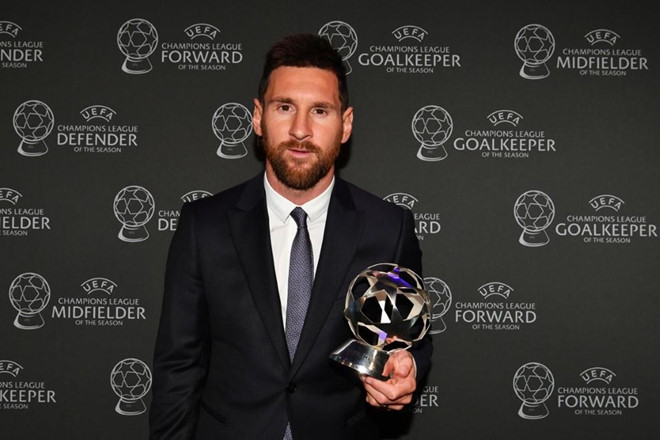  
Messi giành danh hiệu “Tiền đạo hay nhất năm”.