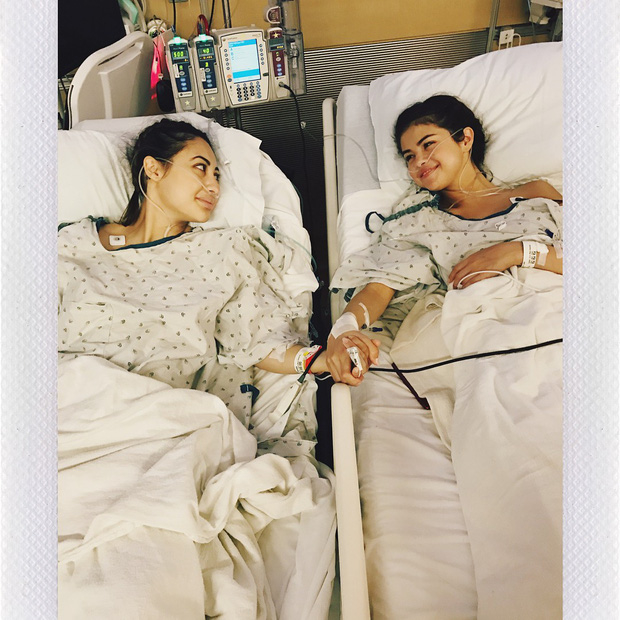  
Bức hình cảm động và ý nghĩa ghi lại cảnh Selena cùng cô bạn thân hiến thận "gây bão" một thời​ trên Instagram và cả các trang mạng xã hội khác.