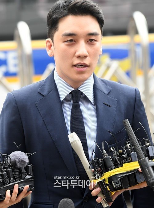 Seungri (BIGBANG) xuất hiện tại sở cảnh sát, Knet chỉ trích truyền thông Hàn vì viết 400 bài báo