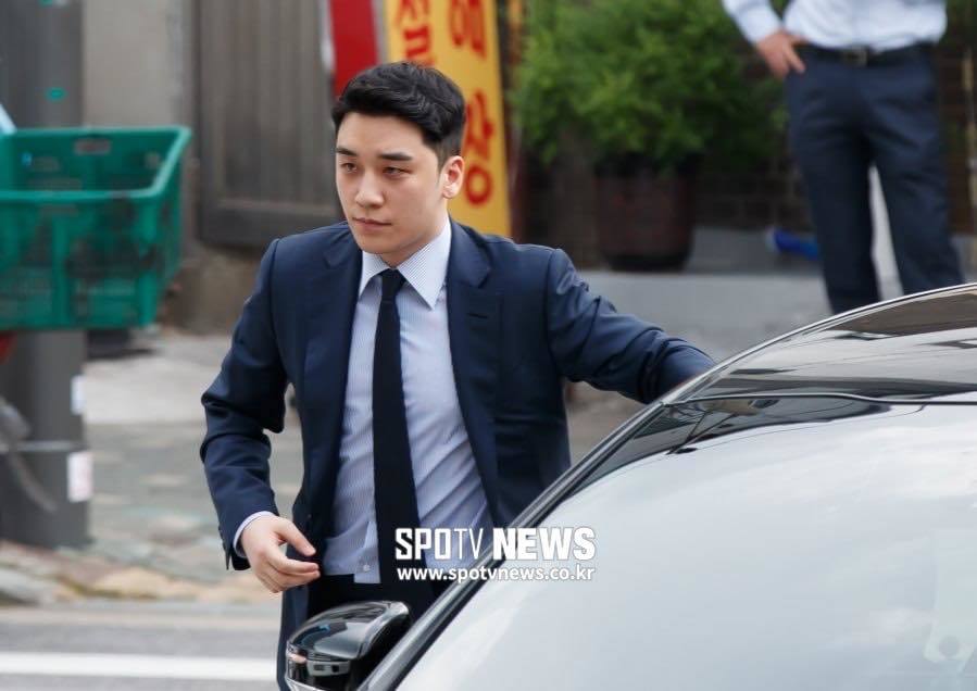 Seungri (BIGBANG) xuất hiện tại sở cảnh sát, Knet chỉ trích truyền thông Hàn vì viết 400 bài báo