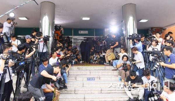  
Một cuộc triệu tập kín với sự góp mặt của đông đảo phóng viên Hàn.