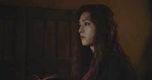  
Trong các góc nghiêng, Song Joong Ki thực sự như một cô gái với vẻ sắc sảo, ánh mắt đầy ẩn ý. 