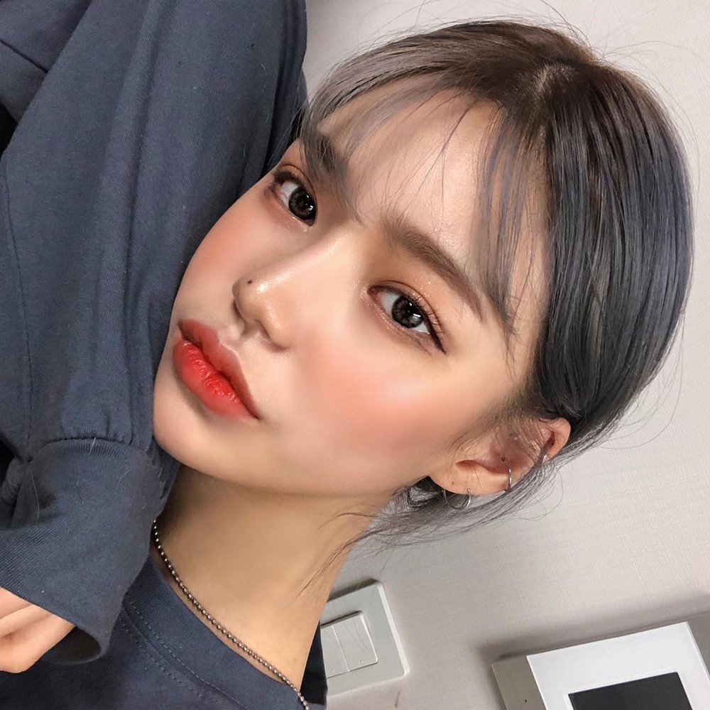 Đuôi mắt hàn quốc (Korean eyeliner tail): Thử thách bản thân với phong cách trang điểm đuôi mắt Hàn Quốc. Điểm nhấn này sẽ giúp cho đôi mắt của bạn trở nên cuốn hút hơn bao giờ hết. Hãy cùng xem hình ảnh và làm đẹp cho bản thân ngay hôm nay!