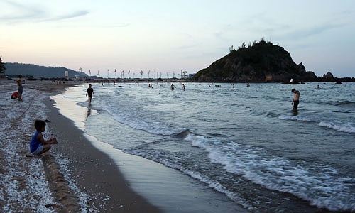  
Thị xã Cửa Lò cũng có thông báo nghiêm cấm du khách tắm biển từ ngày 29/8 để đảm bảo an toàn 