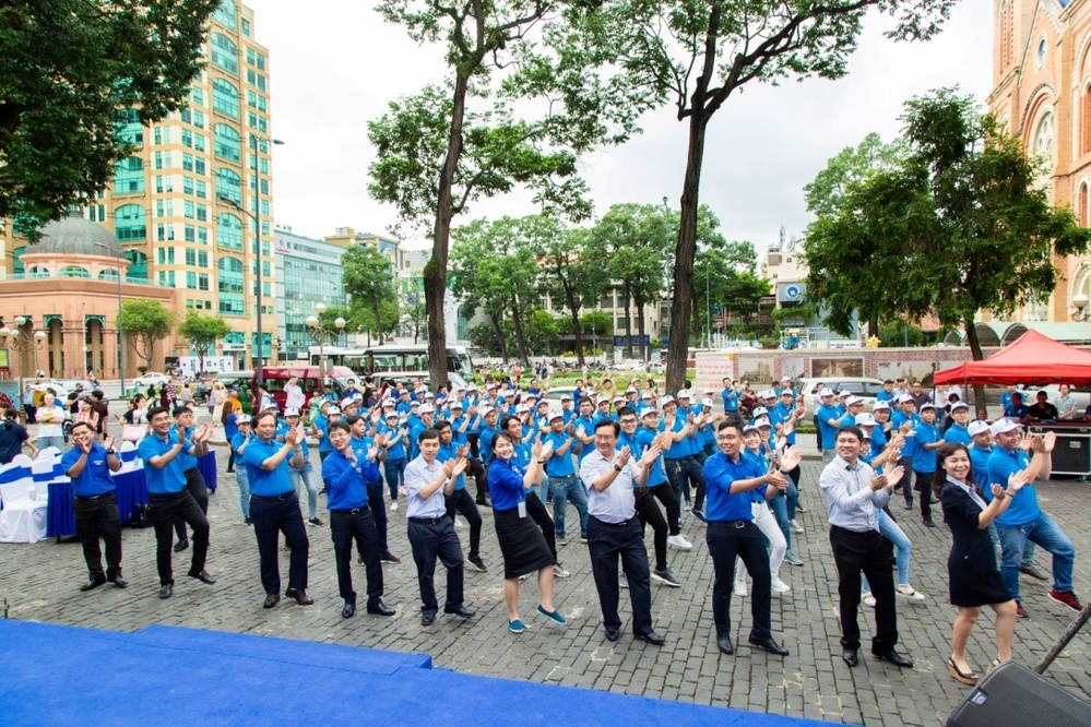  
Hàng trăm “chiến binh xanh” hòa chung điệu nhảy flashmob trẻ trung, năng động.