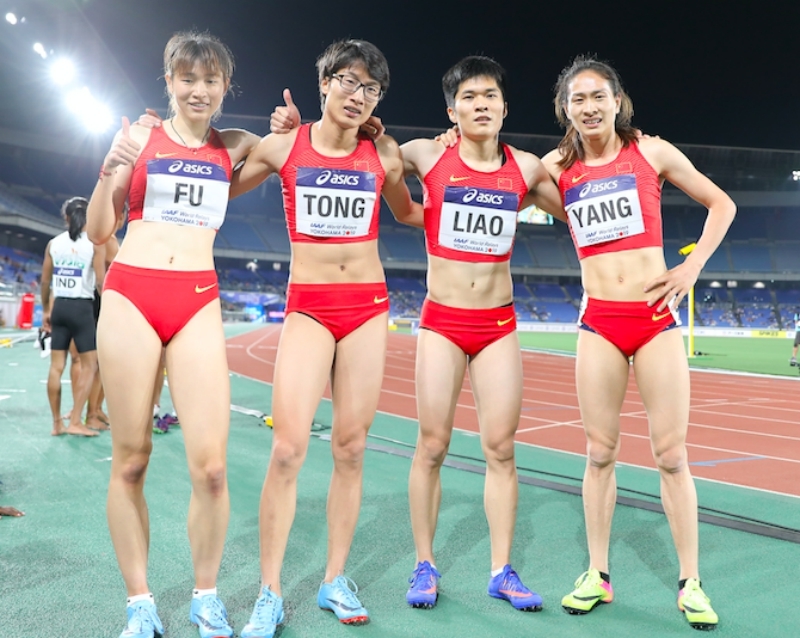  
Tong và Liao (hai người đứng giữa) khiến không ít người cảm thấy bối rối khi tham gia giải điền kinh giành cho nữ.