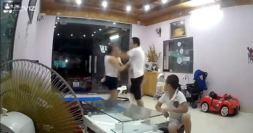  
Người đàn ông liên tục đánh vào mặt vợ mình
