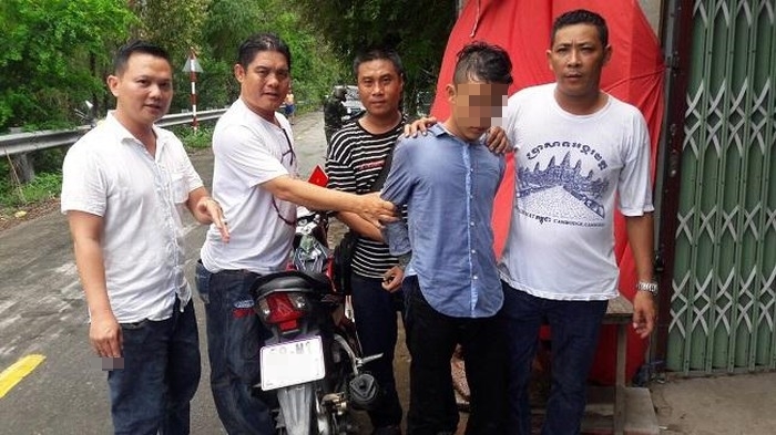  
Đối tượng Trần Văn T. (thứ 2 từ phải sang) bị đội “hiệp sĩ” Nguyễn Thanh Hải bắt giữ chiều 27/8.