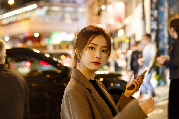  
Không makeup cầu kì, không quá chú ý trong việc tạo dáng, cô nàng chỉ việc cầm điện thoại di động thôi là đã có ngay những tấm hình đẹp ngất ngây giữa Hong Kong rồi.