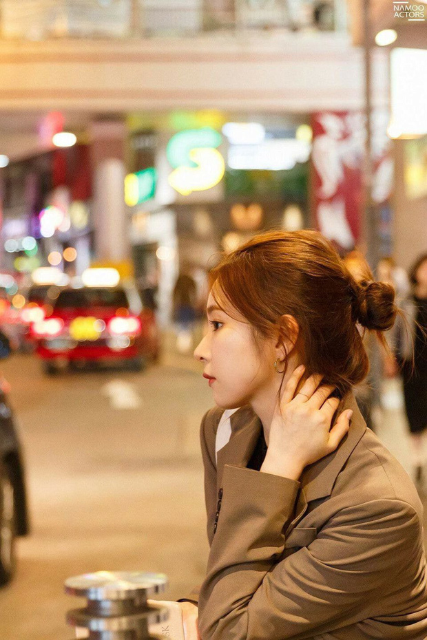  
Nàng ngẩn ngơ, hờ hững và phóng khoáng đi dạo giữa đường phố Hong Kong thôi mà như cảnh phim