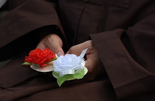  
Hoa hồng được sử dụng cài áo được ấn định là màu trắng và đỏ, mỗi màu sắc tương ứng với hoàn cảnh khác nhau. (Ảnh mình họa)