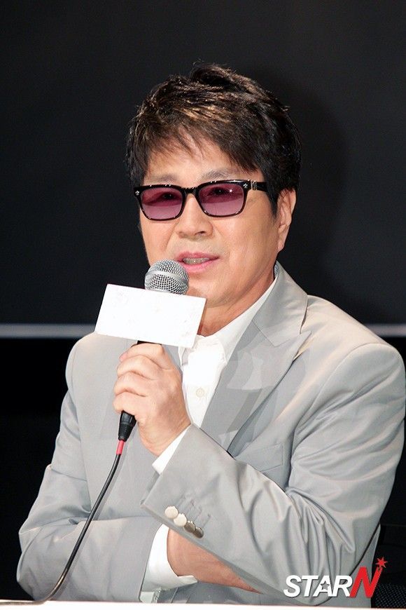  
Đã 70 tuổi nhưng Cho Yong Pil vẫn miệt mài cống hiến cho âm nhạc.