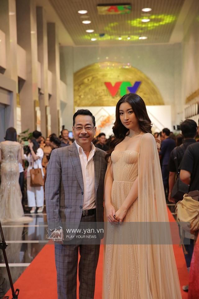  
"Người phán xử" chụp cùng Hoa hậu Đỗ Mỹ Linh.