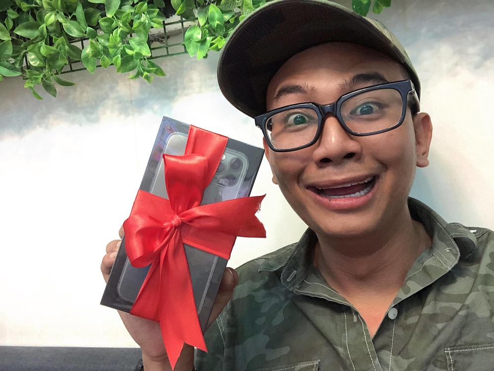  
Gương mặt với biểu cảm đắc chí của Thái Vũ khi cuối cùng cũng mua được 
iPhone 11 Pro Max để "khè" lại Huỳnh Phương