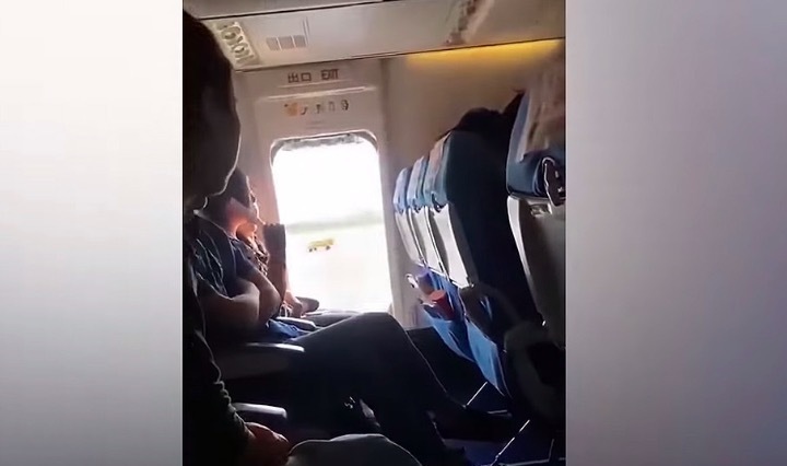  
Ảnh từ clip hành khách tự ý mở cửa thoát hiểm trên máy bay