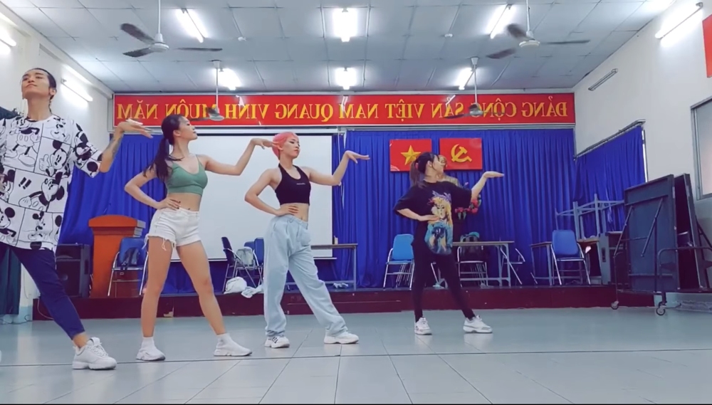 BB Trần nhá hàng vũ đạo parody 