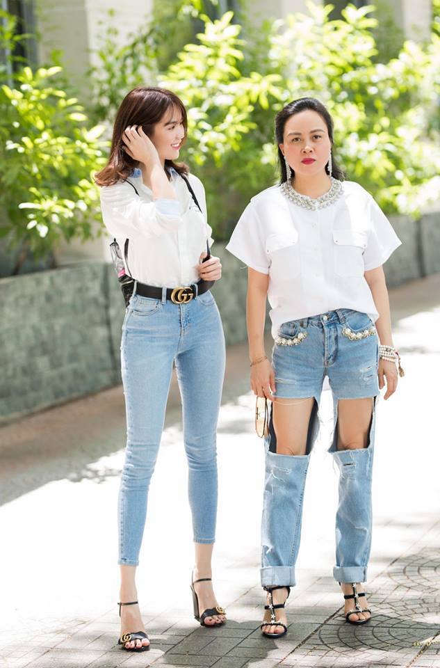  
Ngọc Trinh - Phượng Chanel cặp chị em sắm hàng hiệu không tiếc tay của showbiz Việt. 
