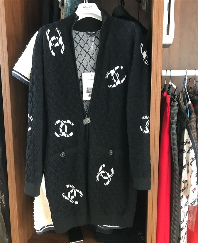  
Chiếc áo khoác chất liệu len dày màu đen với logo Chanel trắng. Thiết kế 90 triệu có phần đơn giản, hứa hẹn doanh nhân sẽ có sự kết hợp thanh lịch. 
