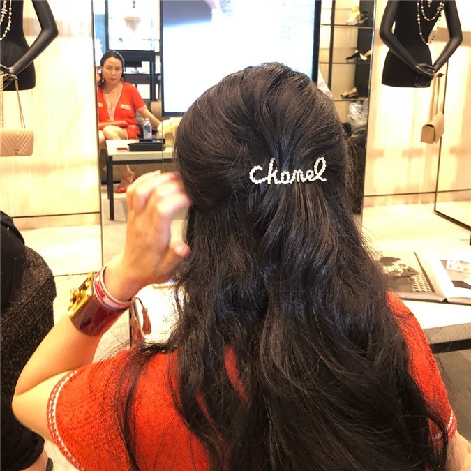  
Doanh nhân mua thêm chiếc kẹp tóc Chanel 20 triệu đính đá nổi bật. 