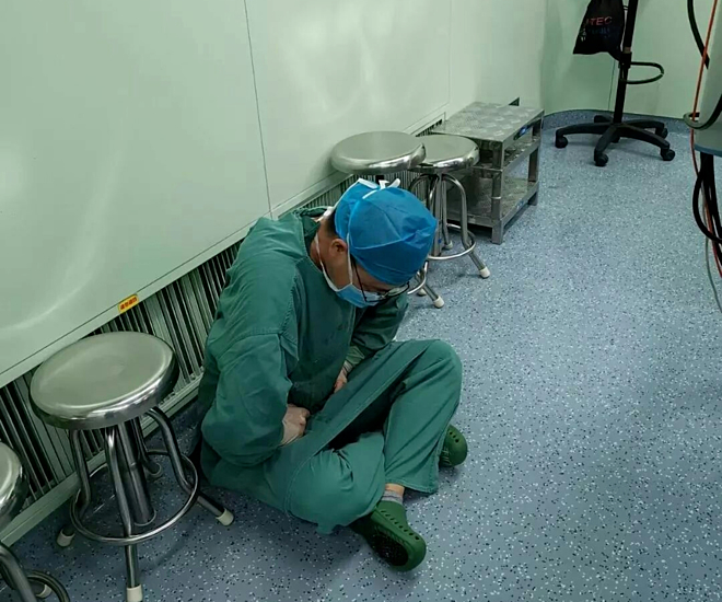  
Bác sĩ Zhu gục xuống phòng sau khi kết thúc ca mổ 16 tiếng