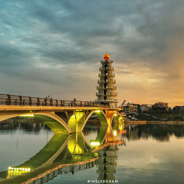  
Cây cầu đi bộ với ánh sáng đẹp lung linh chính là nơi được các bạn trẻ Phú Thọ nhắc tới suốt những ngày qua (Ảnh: #insleegram)