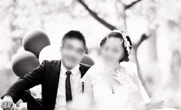 Tấm ảnh cưới được chỉnh tông đen trắng và được photoshop một cách mộc mạc khiến người ta cảm động